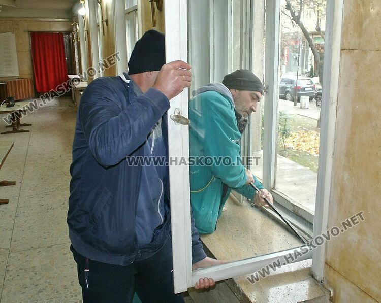 Продължава обновяването на читалище „Заря“ със смяна на дограмите във фоайето