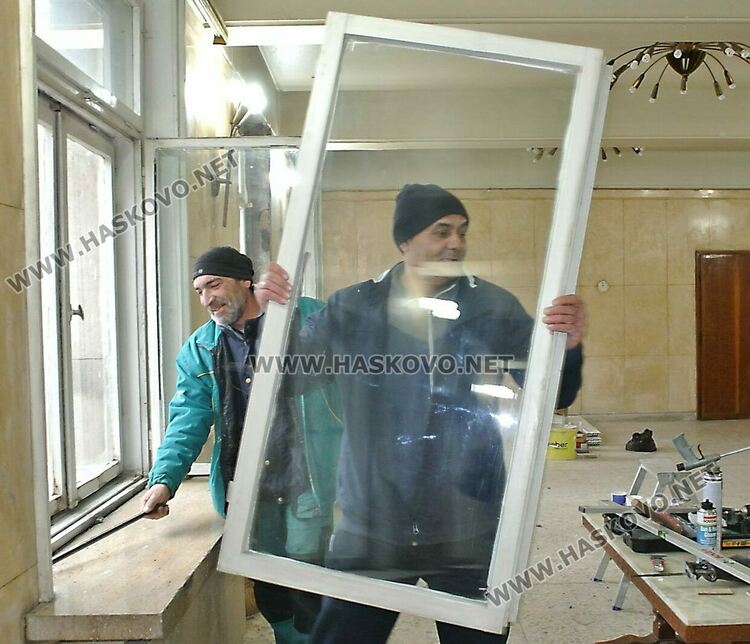 Продължава обновяването на читалище „Заря“ със смяна на дограмите във фоайето