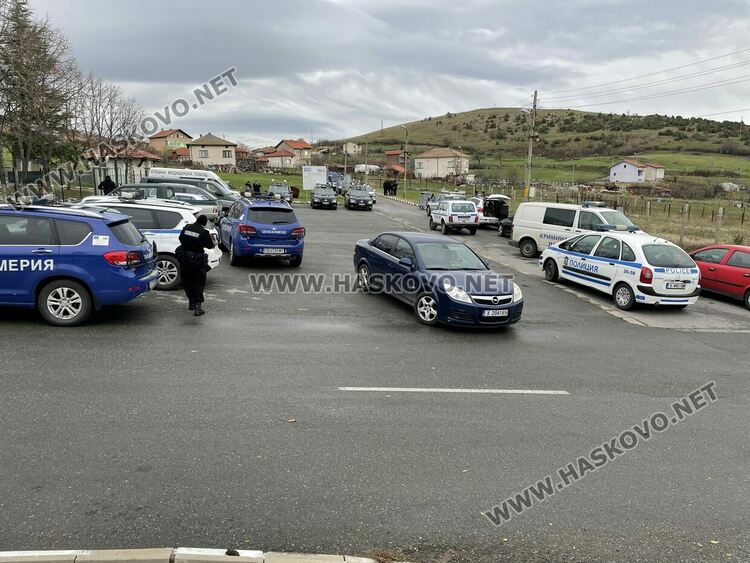 Издирват въоръжен мъж, стрелял след скандал със съсед