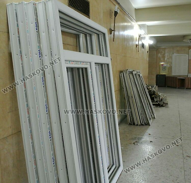 Продължава обновяването на читалище „Заря“ със смяна на дограмите във фоайето