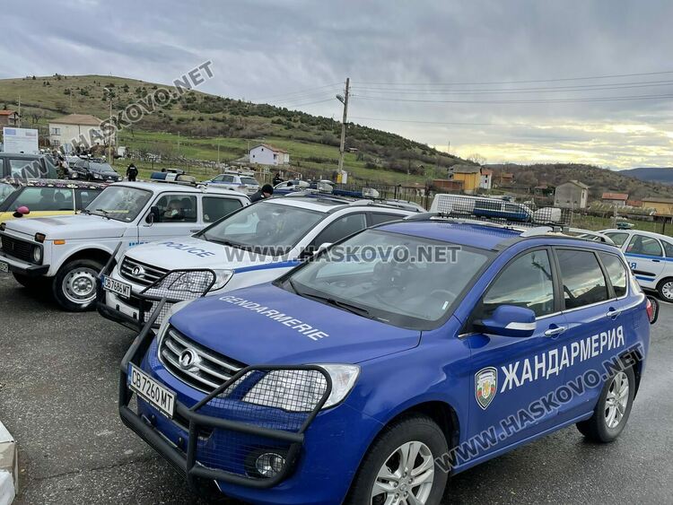 Издирват въоръжен мъж, стрелял след скандал със съсед