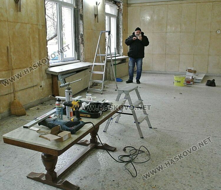 Продължава обновяването на читалище „Заря“ със смяна на дограмите във фоайето