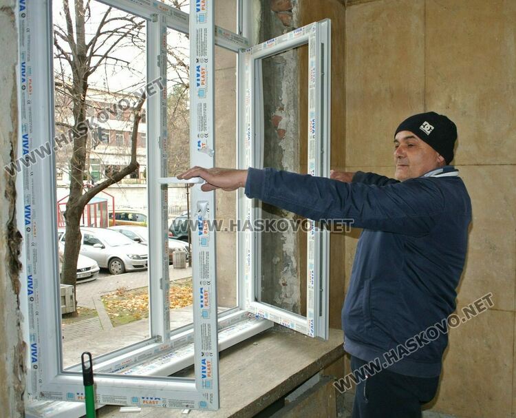 Продължава обновяването на читалище „Заря“ със смяна на дограмите във фоайето