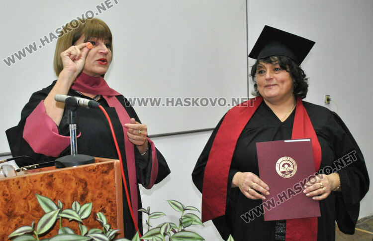 Проф. Надя Миронова /вляво/ връчва почетна значка на първенеца на Випуск 2021 Ваня Георгиева