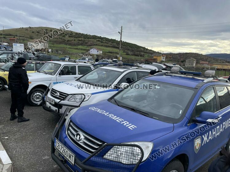 Издирват въоръжен мъж, стрелял след скандал със съсед