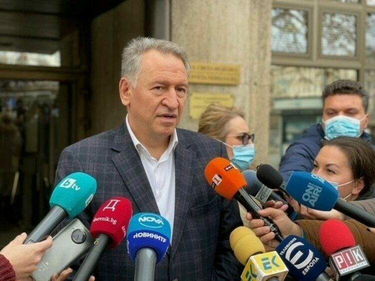 Завой: Големите ученици може да се върнат на училище и без тестване