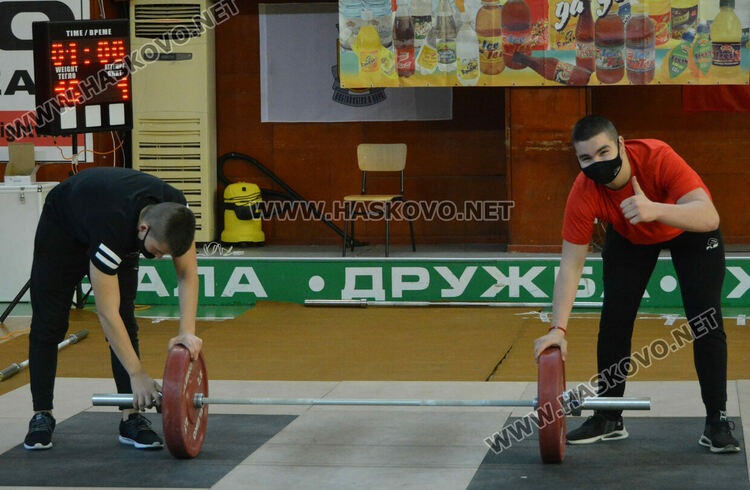 В Хасково започна Държавното лично отборно първенство по вдигане на тежести