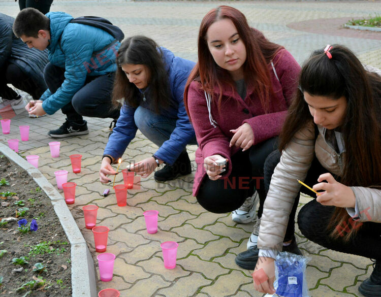 Огненочервена панделка грейна в Димитровград в подкрепа на Световния ден за борба със СПИН