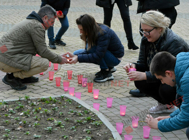 Огненочервена панделка грейна в Димитровград в подкрепа на Световния ден за борба със СПИН