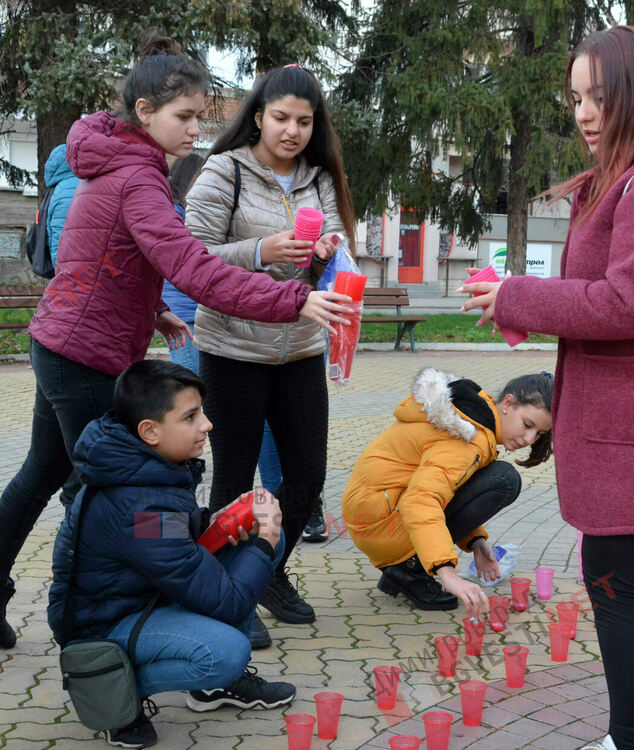 Огненочервена панделка грейна в Димитровград в подкрепа на Световния ден за борба със СПИН