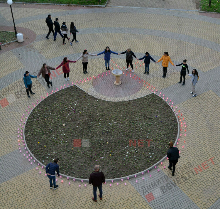 Огненочервена панделка грейна в Димитровград в подкрепа на Световния ден за борба със СПИН