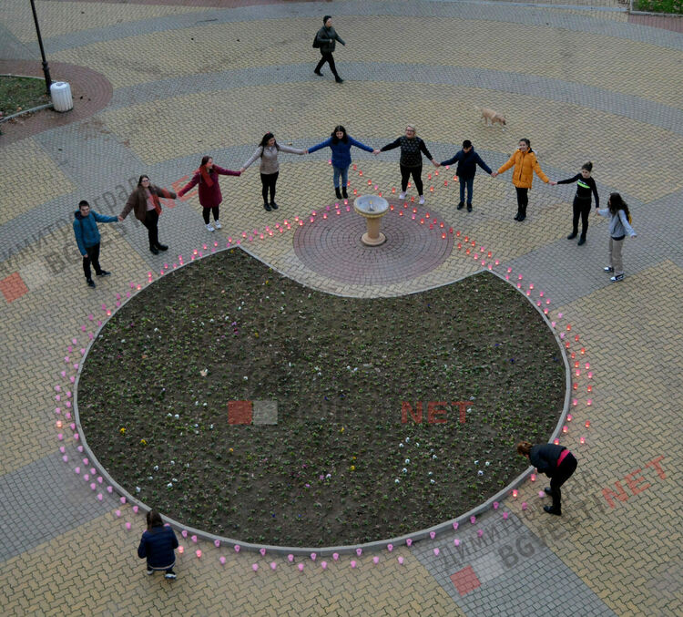 Огненочервена панделка грейна в Димитровград в подкрепа на Световния ден за борба със СПИН