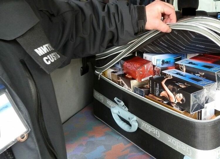 Контрабанда от близо 2300 парфюми и дрехи спрени на границата ни с Турция