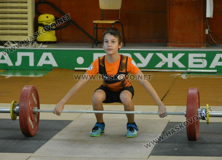 В Хасково започна Държавното лично отборно първенство по вдигане на тежести