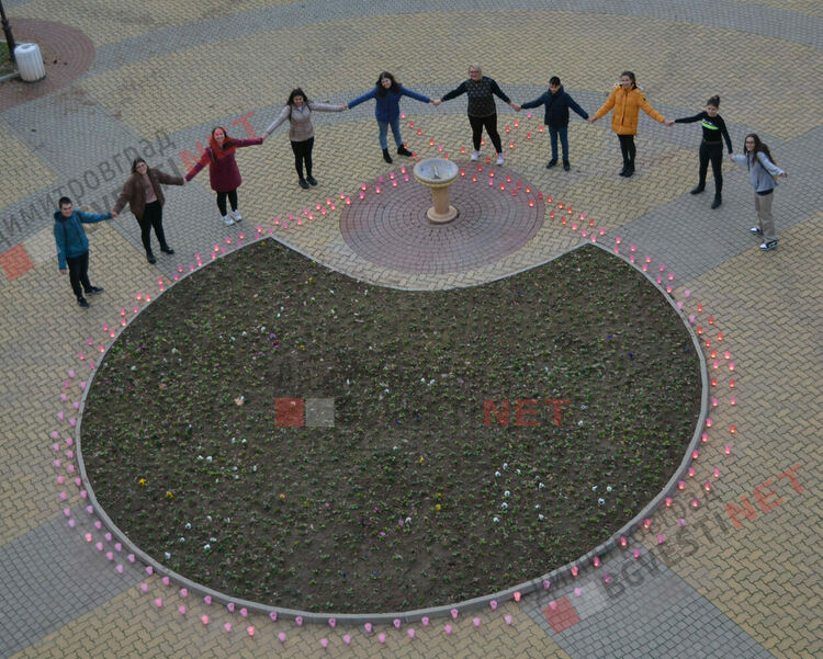 Огненочервена панделка грейна в Димитровград в подкрепа на Световния ден за борба със СПИН