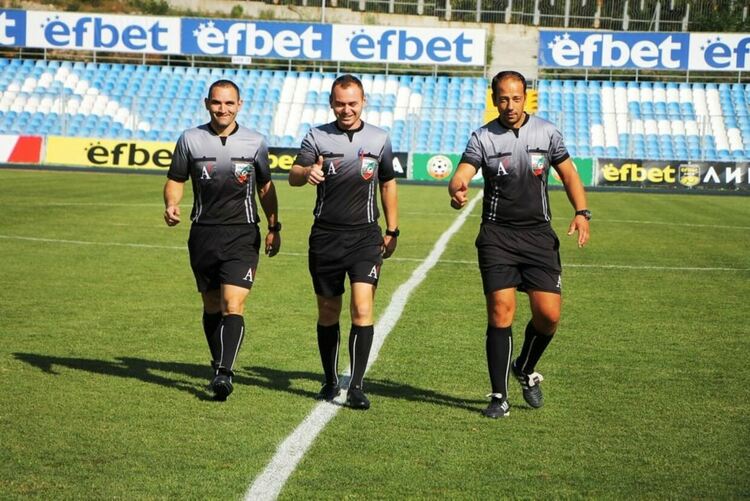 Кърджалийският рефер Мустафа Шефкет ръководи мач в efbetЛига