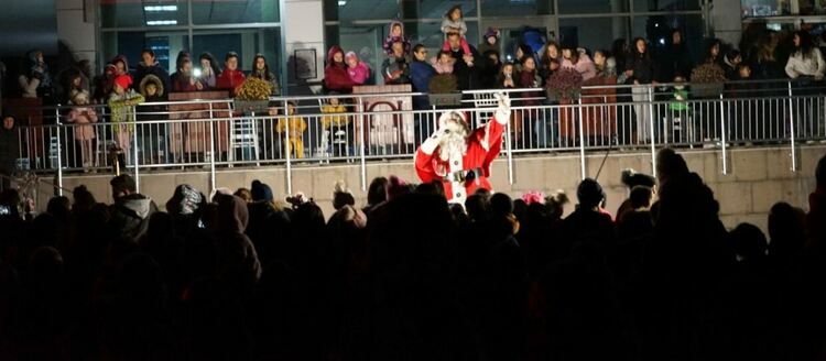 В Златоград грейна коледната елха,отвориха и коледните "къщички"