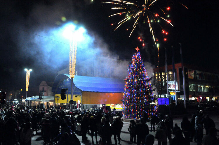 Палят светлини на Коледното дърво в Хасково на Никулден с музикално програма и фоейреверки