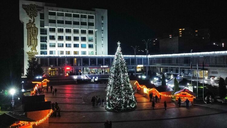 В Златоград грейна коледната елха,отвориха и коледните "къщички"