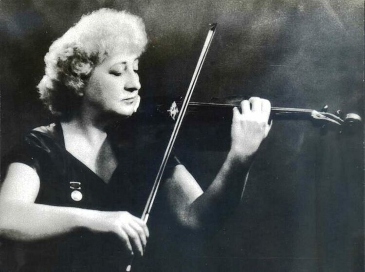 120 години се навършват днес от рождението на виртуозната цигуларка от Хасково Недялка Симеонова