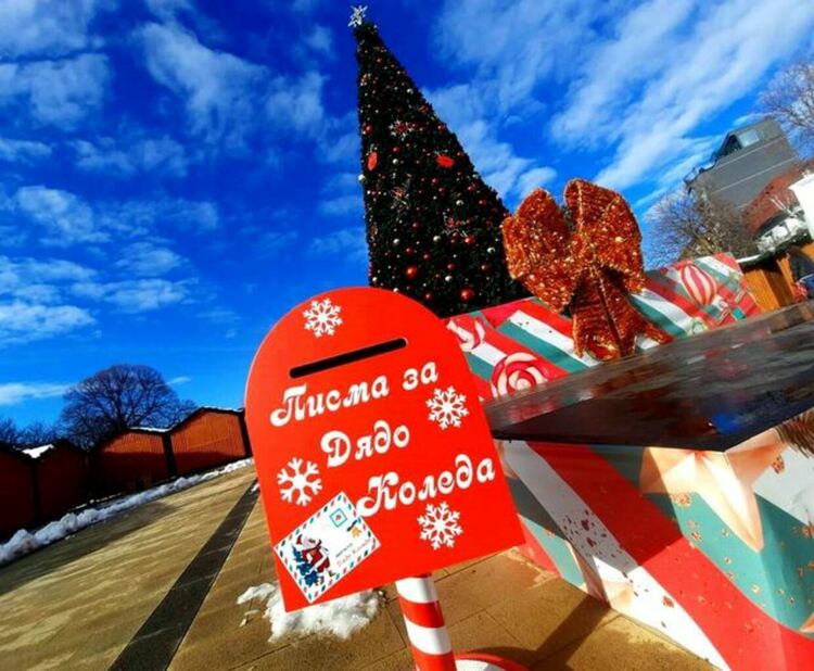 Помощниците на Дядо Коледа донесоха в Перник пощенска кутия