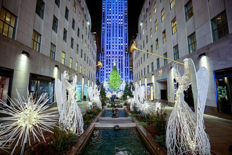 Коледното дърво в Рокфелер център грейна на пищна открита церемония