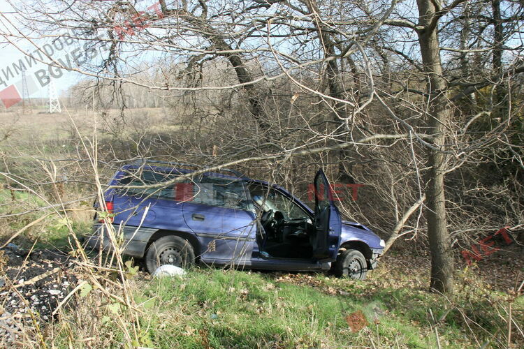 Опел "изхвърча" в канавката при катастрофа в Димитровград по главния път Хасково - Стара Загора