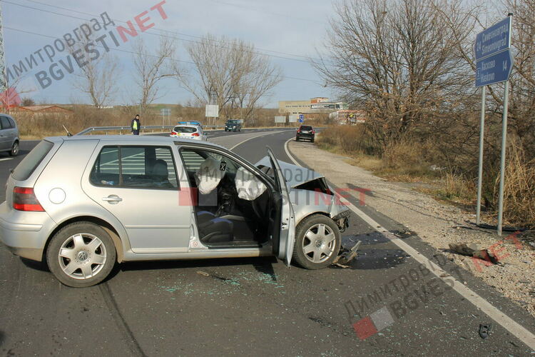 Опел "изхвърча" в канавката при катастрофа в Димитровград по главния път Хасково - Стара Загора