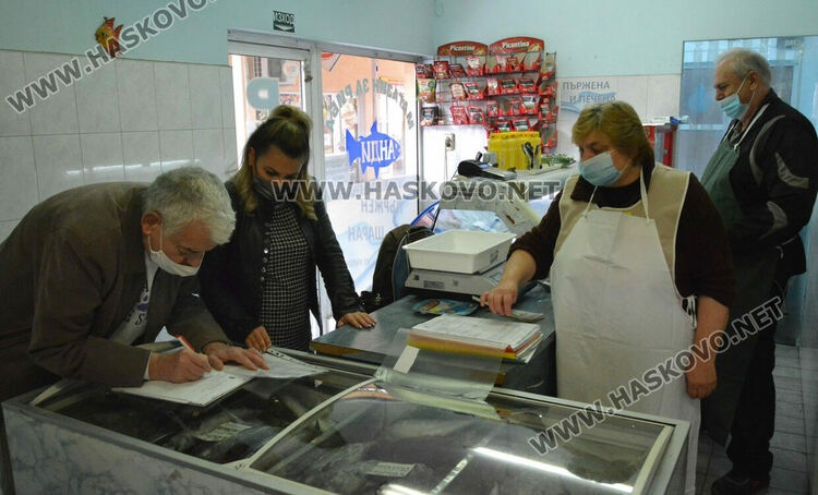 Проверяват магазините за риба и заведенията в Хасковско преди Никулден