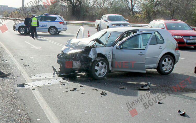 Опел "изхвърча" в канавката при катастрофа в Димитровград по главния път Хасково - Стара Загора