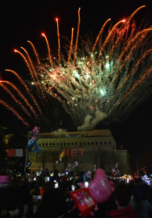 С фойерверки и коледно настроение грейна Коледното дърво в Димитровград