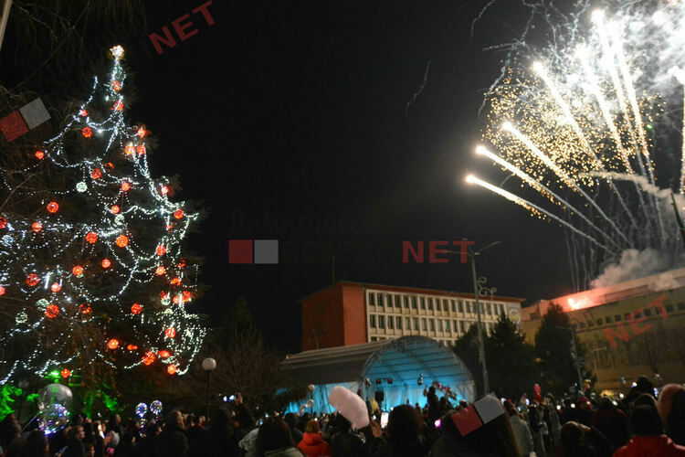 С фойерверки и коледно настроение грейна Коледното дърво в Димитровград