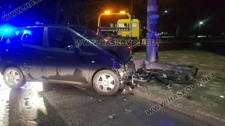 Мерцедес катастрофира в стълб на Кърджалийска