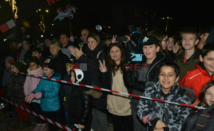 С фойерверки и коледно настроение грейна Коледното дърво в Димитровград