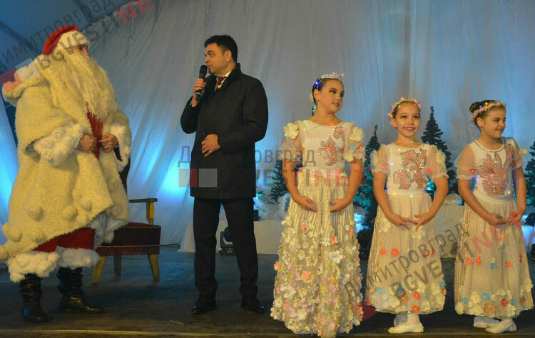 С фойерверки и коледно настроение грейна Коледното дърво в Димитровград