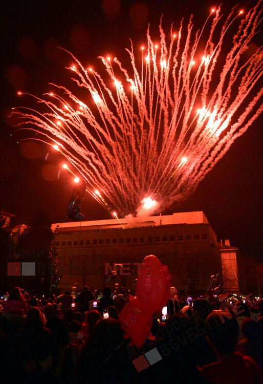 С фойерверки и коледно настроение грейна Коледното дърво в Димитровград