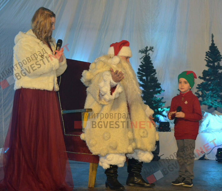 С фойерверки и коледно настроение грейна Коледното дърво в Димитровград