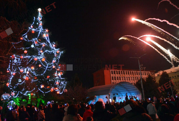 С фойерверки и коледно настроение грейна Коледното дърво в Димитровград