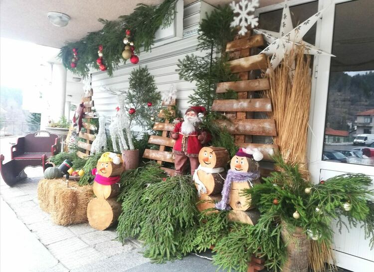 Красива коледна украса грее отново пред кметството в Момчиловци