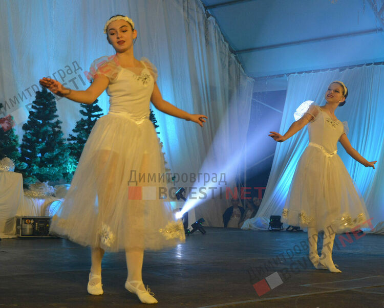 С фойерверки и коледно настроение грейна Коледното дърво в Димитровград