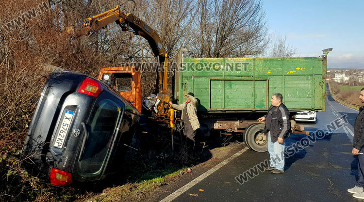 Кола с хасковска регистрация се преобърна на пътя между Козлец и Конуш