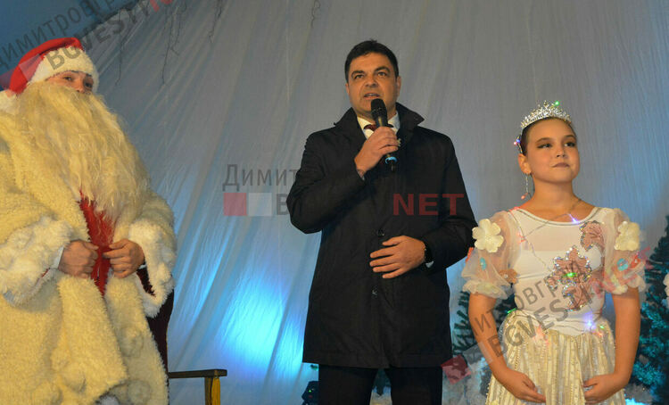 С фойерверки и коледно настроение грейна Коледното дърво в Димитровград