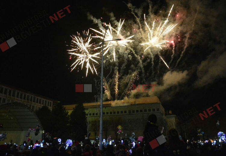 С фойерверки и коледно настроение грейна Коледното дърво в Димитровград