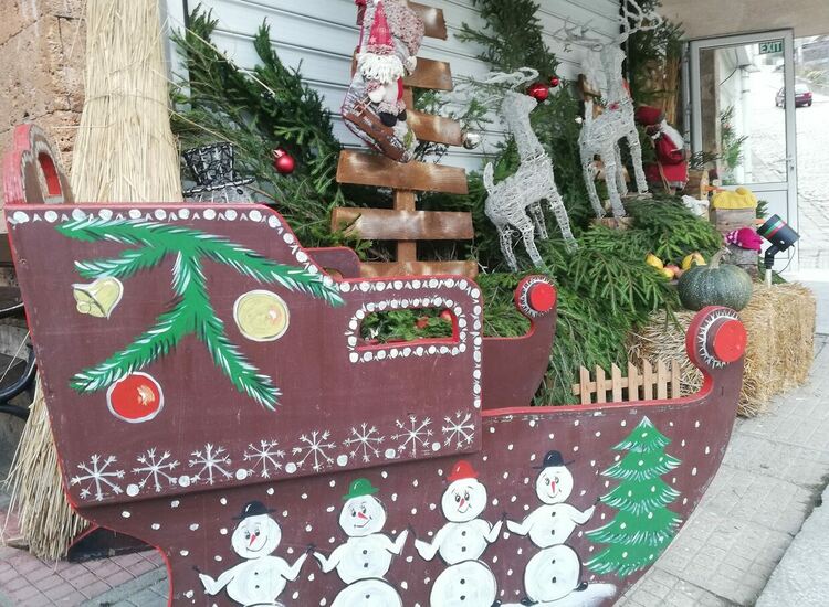 Красива коледна украса грее отново пред кметството в Момчиловци