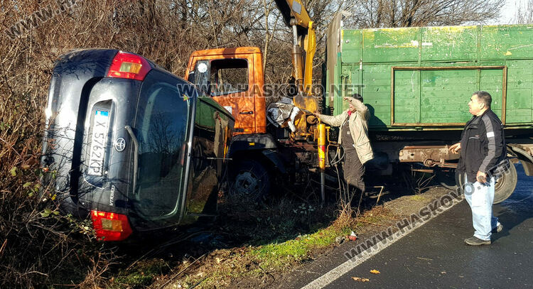Кола с хасковска регистрация се преобърна на пътя между Козлец и Конуш
