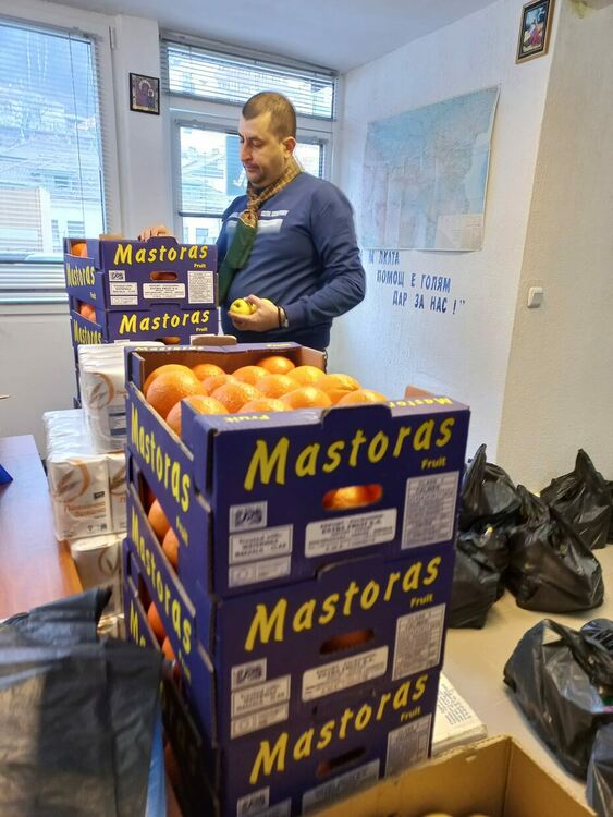 Три тона и 400 килограма хранителни продукти за хората с увреждания в община Чепеларе