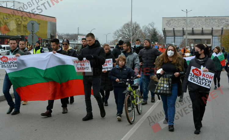 Протест в защита на чистия въздух в Димитровград блокира булеварди