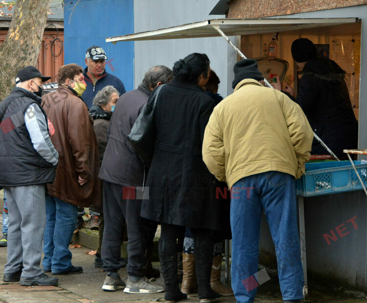 Никулден е, извиха се опашки пред сергиите за риба на Неделен пазар в Димитровград