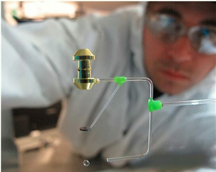 Операторът инсталира холраума. Кредит: LLNL