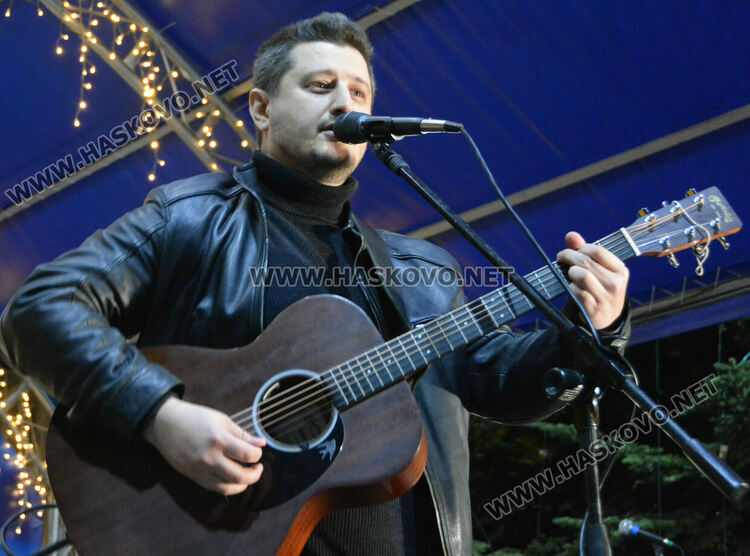 Дядо Коледа и Коледната фея пристигнаха за запалването светлините на елхата в Хасково